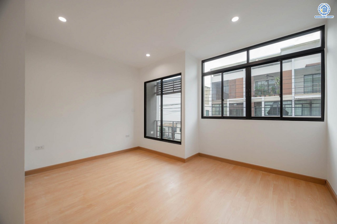 บ้านมือสองตกแต่งใหม่ โครงการ ซิกเนเจอร์ เพชรเกษม69 เนื้อที่ 17.6 ตร.ว. ฟังก์ชัน 3 ห้องนอน 3 ห้องน้ำ จอดรถได้ 1 คัน บ้านสภาพสวย บนทำเลเดินทางสะดวก เชื่อมต่อถนนเพชรเกษม, ถนนกาญจนาภิเษก, ถนนพุทธมณฑลสาย 2 และ 3 ใกล้รถไฟฟ้าสายสีน้ำเงิน "สถานีหลักสอง" ในราคาสุดคุ้ม!...